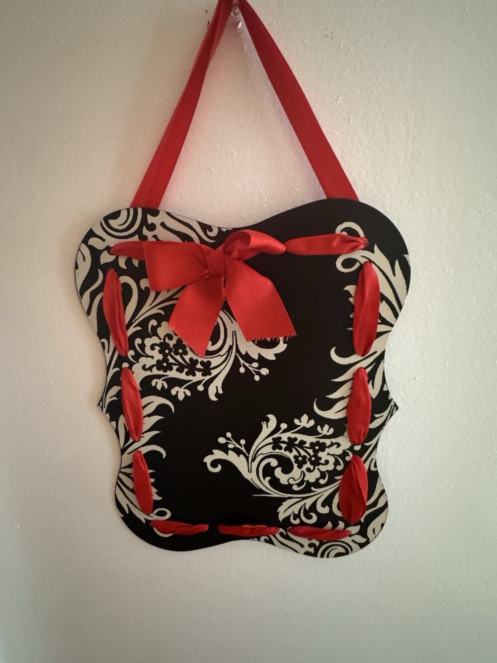 Decorative Hanging Sign Black White Red Ribbon Wall Decor Damask-Style Pattern